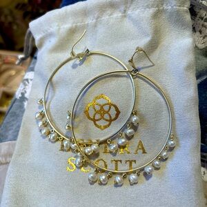 Kendra Scott Hilty Bright Gold Hoop Earrings in Pearl